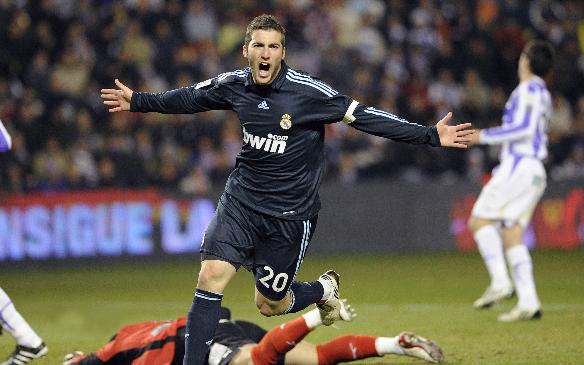 冰川融水越野溯溪赛 路线中段需涉水通过冰冷溪流